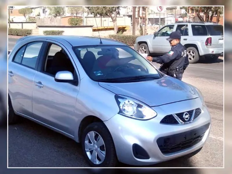 Realizan campaña de volanteo preventivo para evitar robos en vehículos