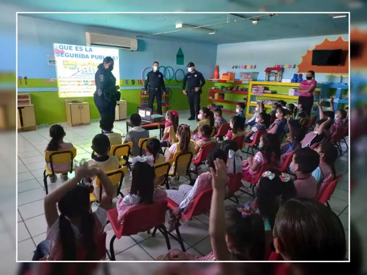 Interactúa policía con pequeños del CADI