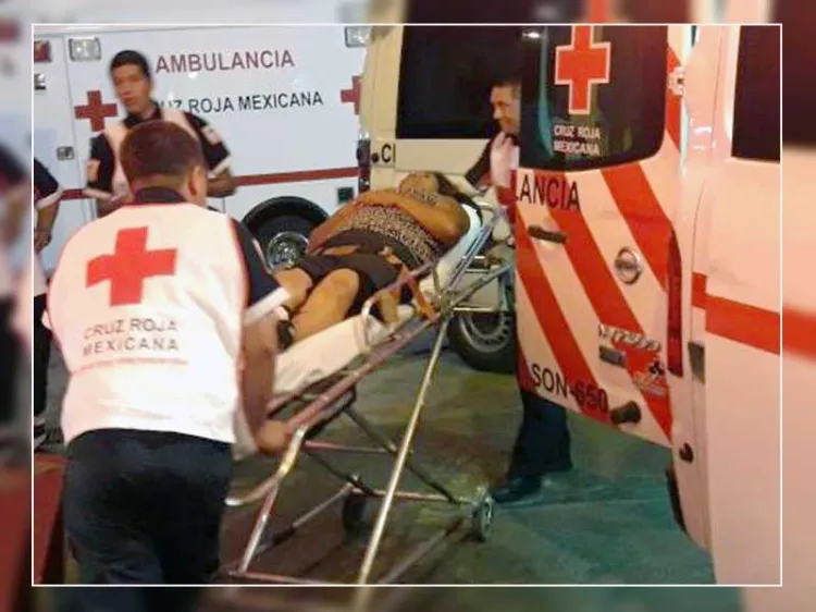 Encuentran a mujer inconsciente y lesionada en la carretera