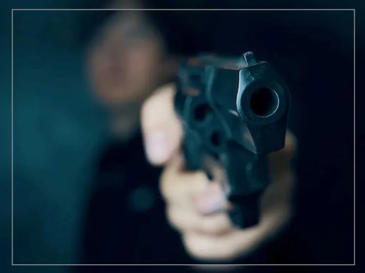 Amenazan a persona con arma y lo golpean con un bate