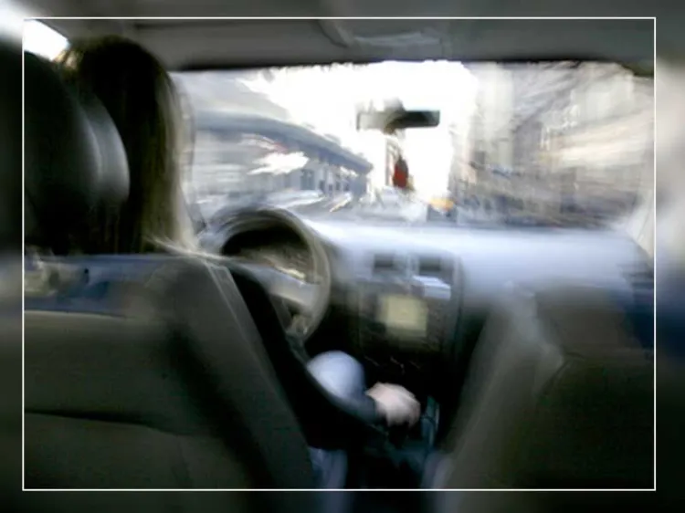 Impacta mujer vehículo contra poste; acompañante se lesiona