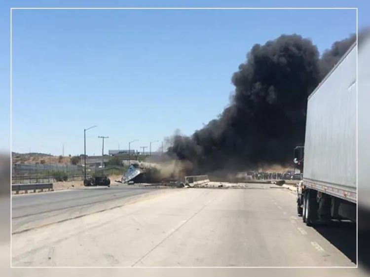 Choca tráiler contra muro; arde en llamas