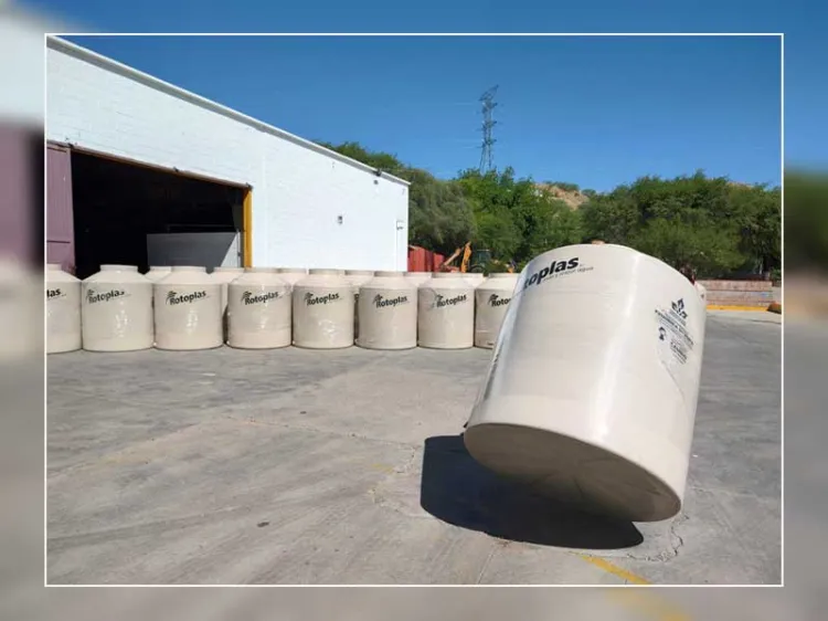 Benefician a familias nogalenses con tinacos