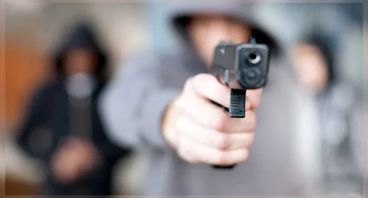 Roban farmacia a punta de pistola