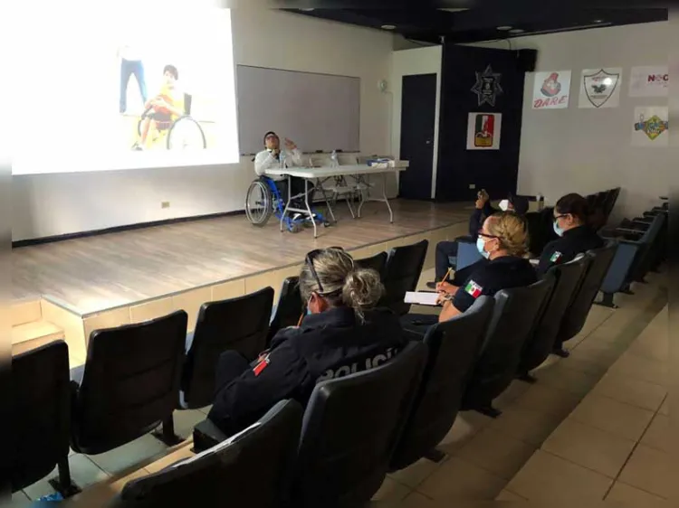 Enseñan mejor trato a policías hacía personas vulnerables
