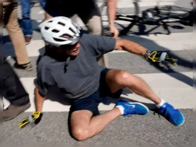 Sufre Joe Biden caída de su bicicleta tras paseo en la playa