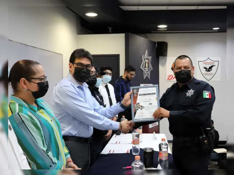 Reconocen a Policía del Mes de Mayo