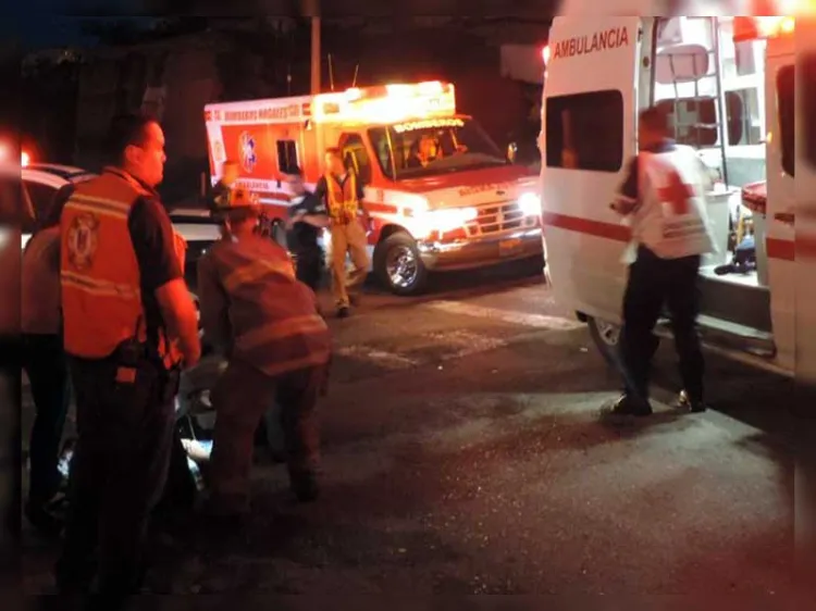 Resulta mujer gravemente lesionada en accidente de moto