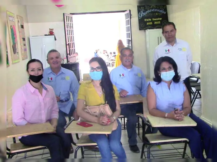 Entregan Rotarios mesabancos a escuela primaria 