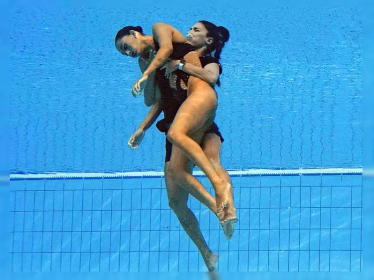 Salva entrenadora a nadadora que se desmayó en la piscina