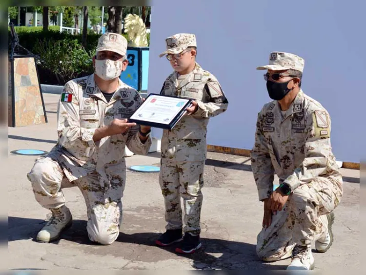 Distinguen como soldado honorario a niño Down