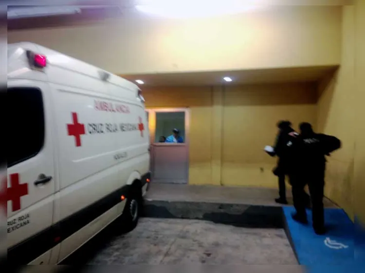 Le sale al paso y lo golpea