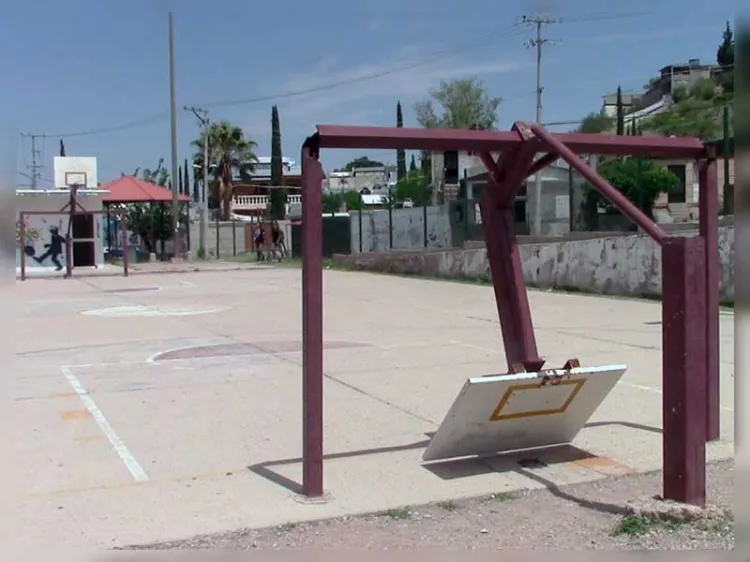 Denuncian daños en cancha de basquetbol en la San Carlos