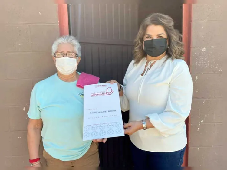 Entrega Inmobiliaria Municipal escrituras a familia de la Bella Vista