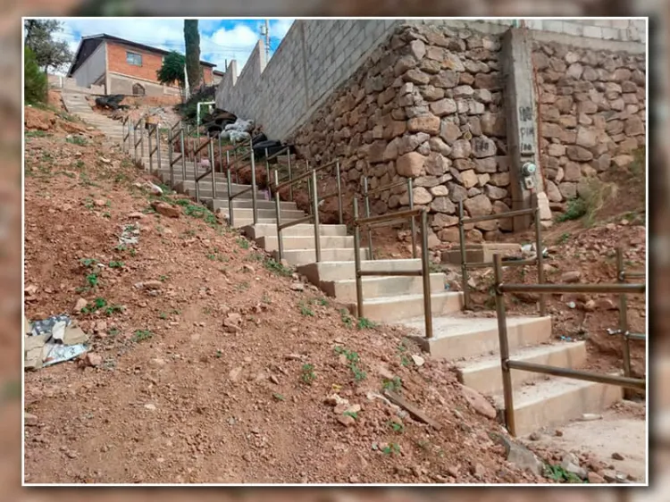 Avanza construcción de escalinatas en la Colosio