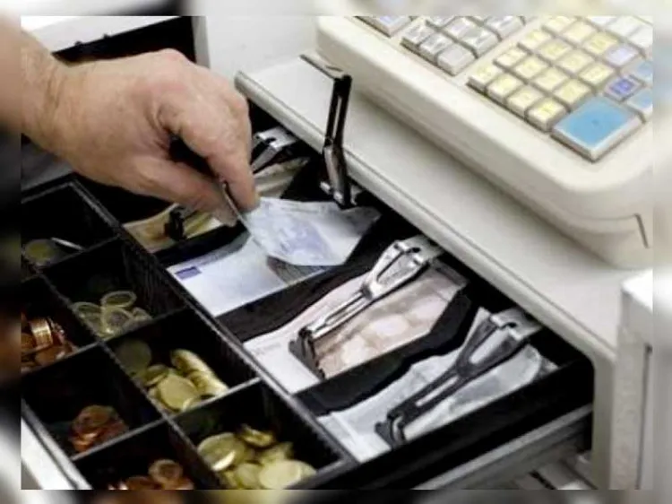 Detienen a cajera de restaurante por robo