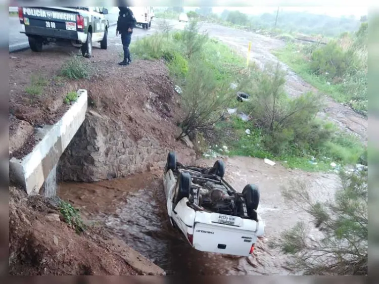 Pierde control de vehículo y vuelcan; llevaba a su bebé, no hubo lesionados