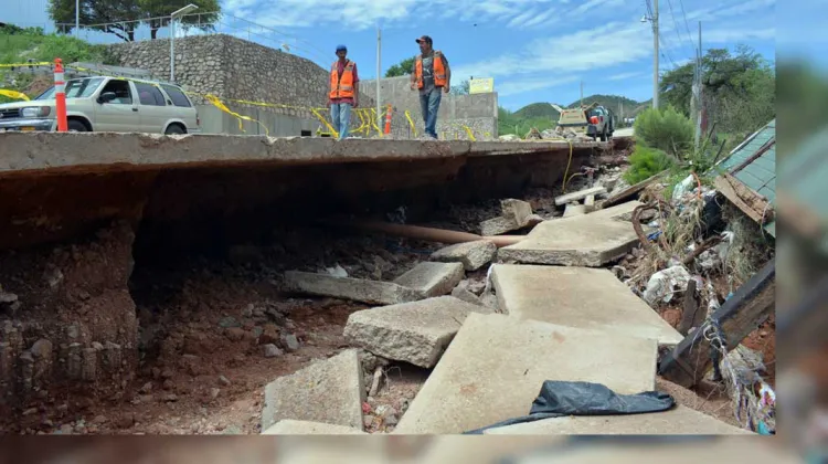 Alertan por socavón en la avenida Tecnológico