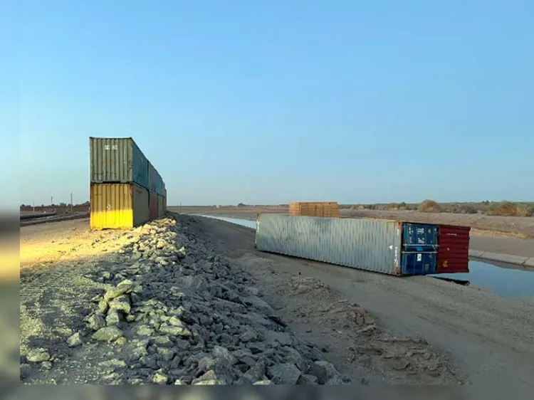 Amanecen en el suelo contenedores del ‘muro fronterizo’