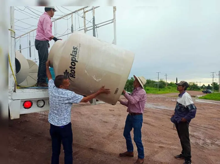Entregan tinacos a familias nogalenses
