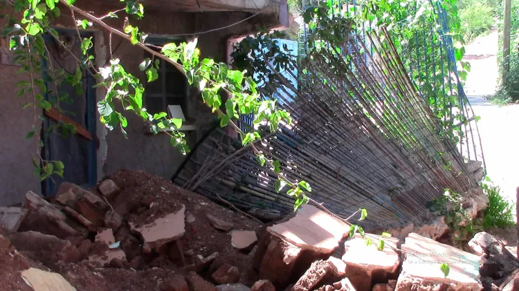 Reporta daños a vivienda por derrumbe de pared