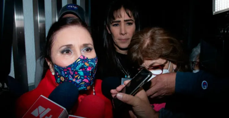 El que nada debe nada teme: Rosario Robles entrega pasaporte a la FGR