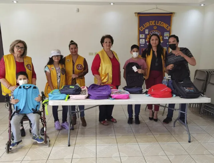 Entregan damas Leonas mochilas y útiles a niños