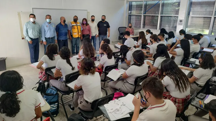 Rotarios entregan mesabancos