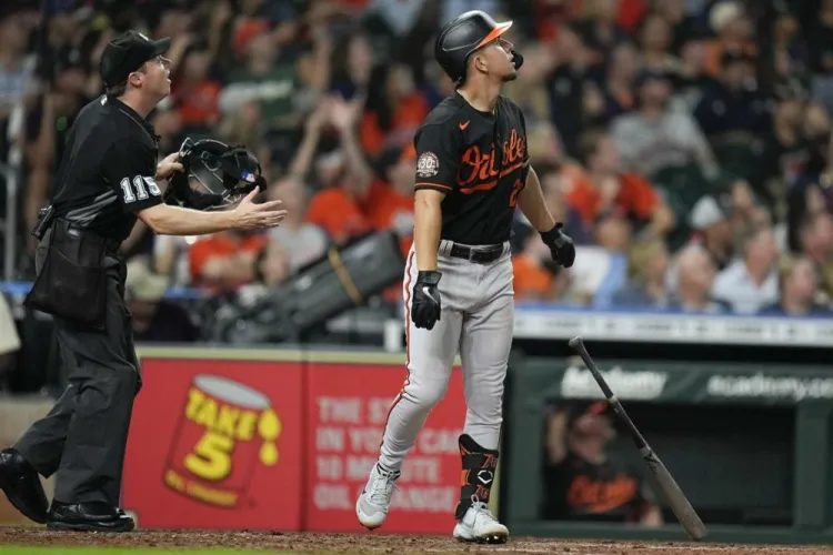 Ramón Urías se vuela la barda