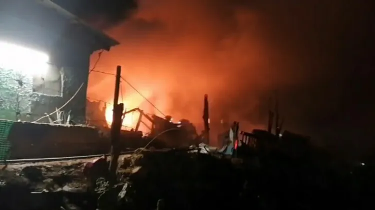 Arden casas en Nogales