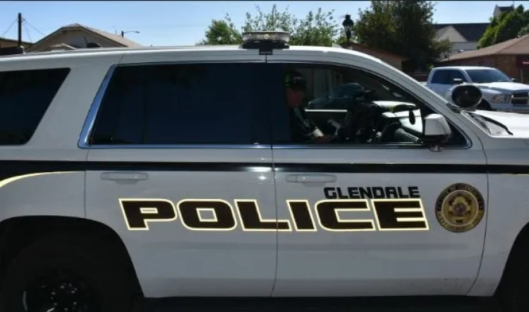 Hallan a niño cubierto de eses de animales en Phoenix