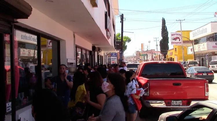Largas filas para los uniformes