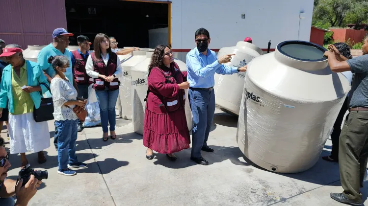 Entregan 51 tinacos a familias vulnerables