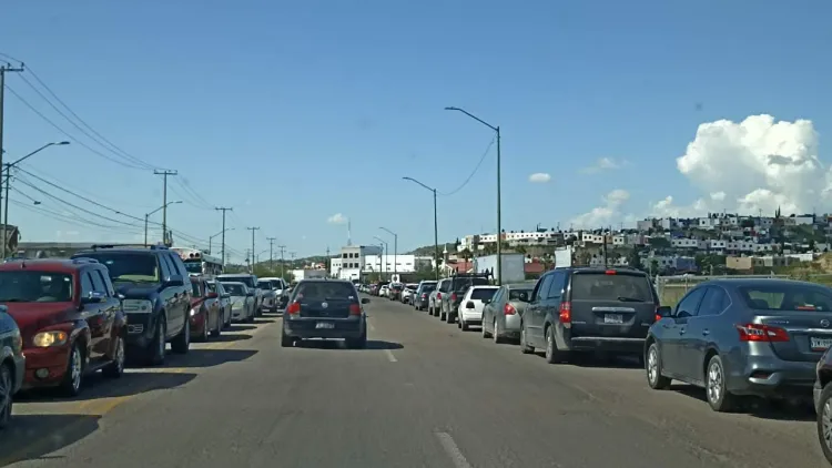 Denuncian vecinos embotellamiento