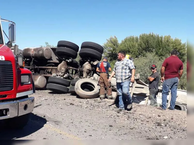 Por exceso de velocidad volca camión de volteo