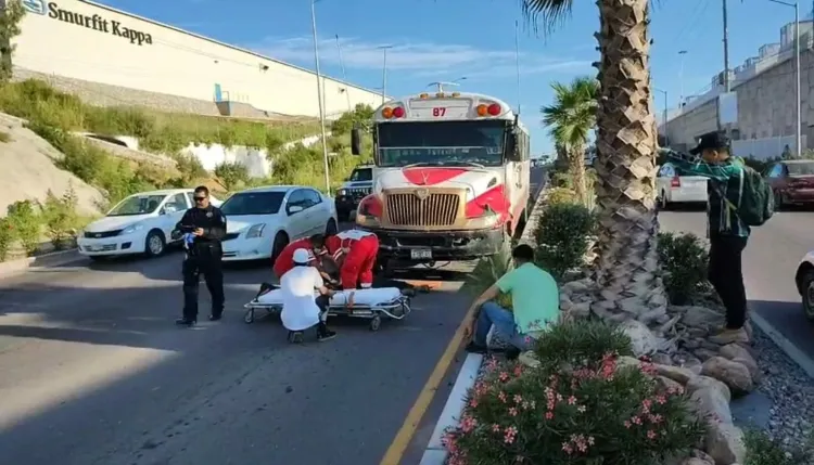 Cruza por donde no debe y termina atropellado