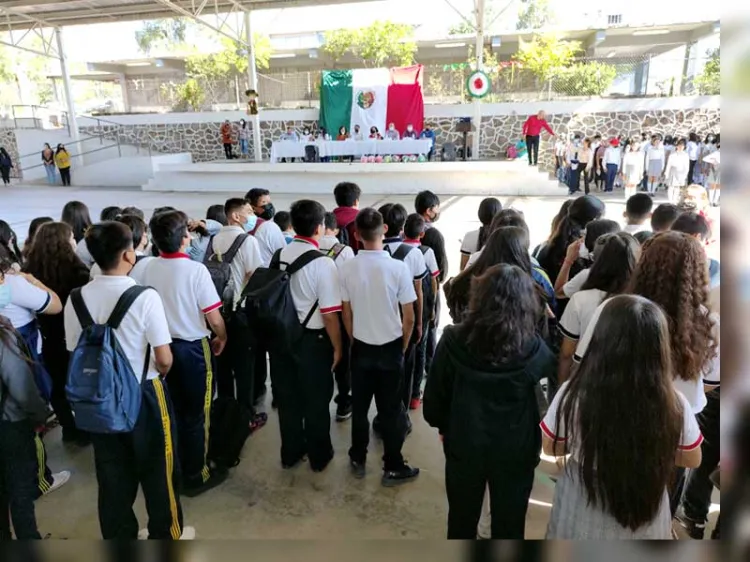 Encabeza Alcalde evento cívico en Secundaria Técnica 9