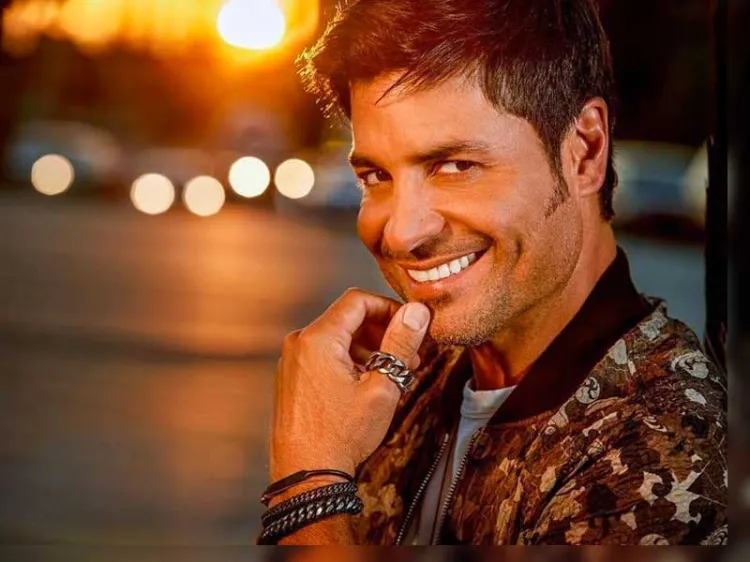 Reaparece Chayanne con rostro diferente; fans reaccionan