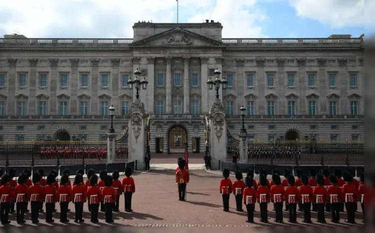 Sale por última vez féretro de reina Isabel II del Palacio de Buckingham