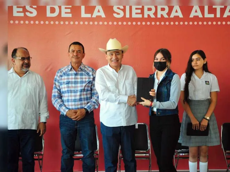 Entrega Alfonso Durazo tablets a estudiantes de la sierra alta