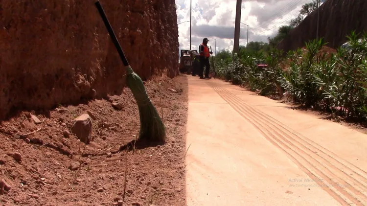 Retiran montículos de tierra en banqueta