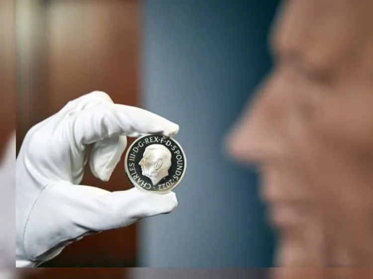 Develan monedas de RU; figura rostro de Carlos III