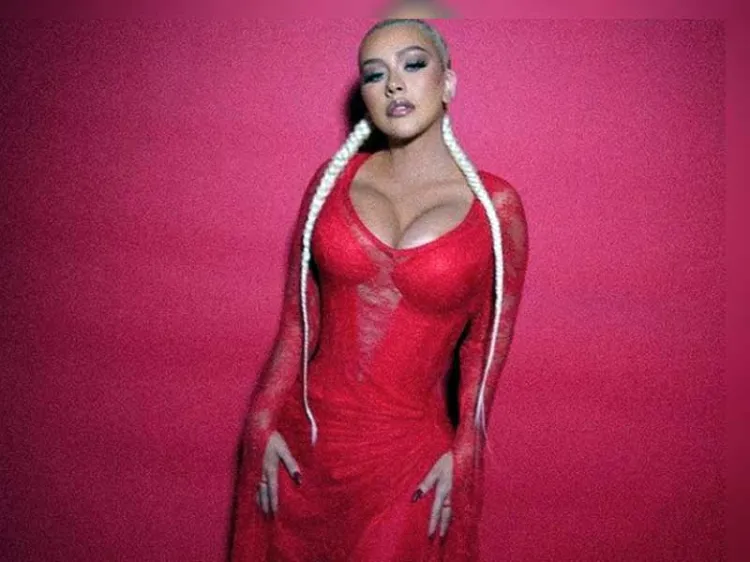 Seduce Christina Aguilera con ajustado vestido rojo de encaje