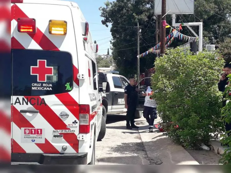 Sufre fuerte descarga eléctrica; cae de tercer piso