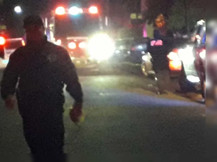 Lo levantan en la calle y lo golpean