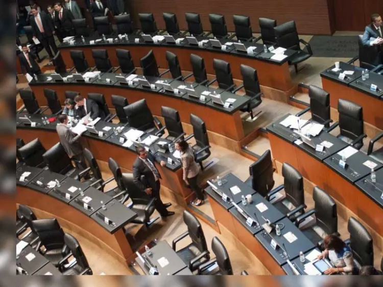 Despide senador de Morena a secretaria particular embarazada