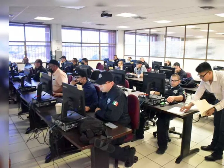 Terminan 130 policías municipales examen de preparatoria