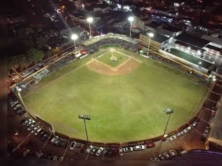 Disfrutan nogalenses de la fiesta mexicana de beisbol