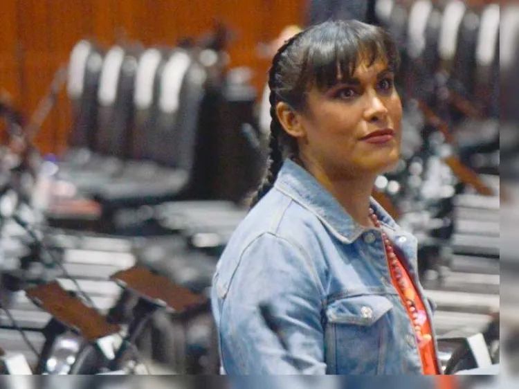 Acusa discriminación María Clemente por exigir su renuncia como legisladora tras video