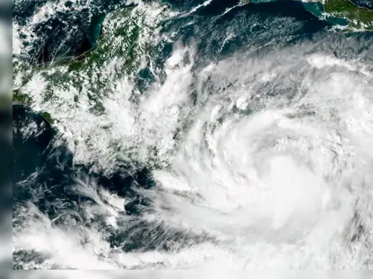 Llega huracán 'Julia' con fuertes vientos a Nicaragua